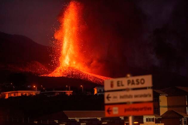 Bilder des Jahres 2021, News 09 September News Themen der Woche KW38 News Bilder des Tages Lava and smoke rise from the volcanic eruption in Laguna mountain from the village of El Paso in La Palma island, Canary Islands, 23 September 2021. The new volcano began to erupt in Rajada Mountain in the municipality of El Paso on 19 September. The area had registered hundreds of small earthquakes along the week as magma pressed the subsoil on its way out, urging the regional authorities to evacuate locals before the eruption took place. Volcanic eruption in La Palma !ACHTUNG: NUR REDAKTIONELLE NUTZUNG!  Copyright: xCarlosxdexSaax GRAFCAN3611 20210923-b46e6b0ceff19c98f7c60f89a1c08e058e1f9881
