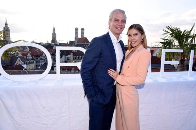 Victoria Swarovski mit Ehemann Werner Mürz bei der Präsentation der Beautykollektion ORIMEI by Victoria Swarovski im Hotel Mandarin Oriental: München, 22.09.2021 *** Victoria Swarovski with husband Werner Mürz at the presentation of the beauty collection ORIMEI by Victoria Swarovski at the Hotel Mandarin Oriental Munich, 22 09 2021 Foto:xS.xAdamx xFuturexImage