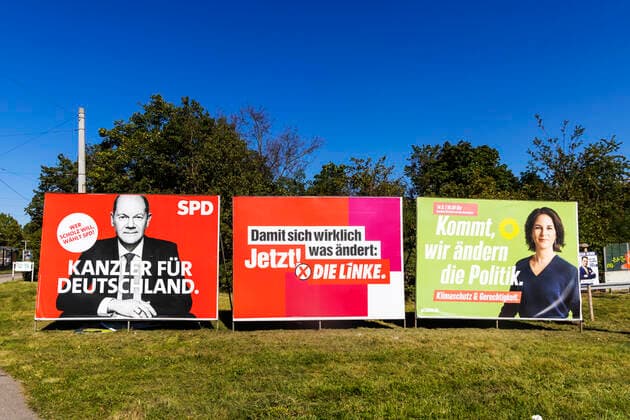 Play of colors of a possible coalition red red green large posters of the parties SPD DIE LINKE and DIE GRÜNEN for the federal election 2021 BTW21 23 09 2021 Germany, Baden Württemberg, Stuttgart
