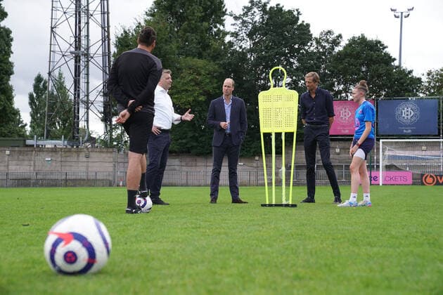 . 23 09 2021. London, United Kingdom. Prince William, The Duke of Cambridge, with Ben Clasper, Chairman of Dulwich Hamlet FC (left) and Peter Crouch (right) during a visit to the football club in London, where he met with players, club representatives to discuss the independent fan led review of football governance.  xPoolx xi-Imagesx IIM-22608-0002