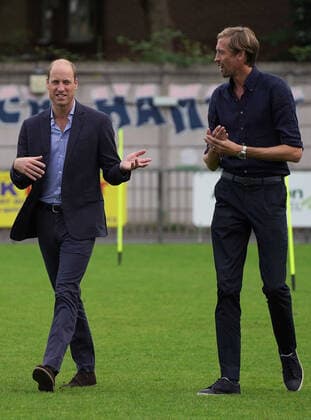 . 23 09 2021. London, United Kingdom. Prince William, The Duke of Cambridge and former footballer Peter Crouch during a visit to Dulwich Hamlet Football Club in London, where he met with players and club representatives to discuss the independent fan led review of football governance.  xPoolx xi-Imagesx IIM-22608-0010