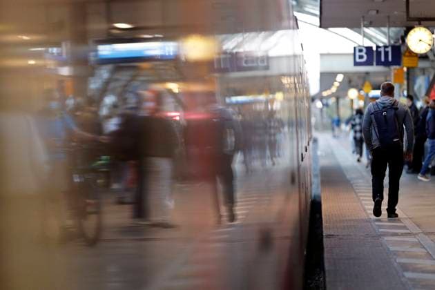 Eine S-Bahn der Deutschen Bahn auf einem Gleis im Kölner Hauptbahnhof. Die Lokführergewerkschaft GDL scheitert zuletzt mit einer Klage gegen die Tarifeinheit im Konzern. (Themenbild, Symbolbild) Köln, 22.09.2021 *** A Deutsche Bahn S-Bahn train on a track at Colognes main station The train drivers union GDL recently failed with a lawsuit against the collective bargaining unity in the group Topic image, symbol image Cologne, 22 09 2021 Foto:xC.xHardtx xFuturexImage