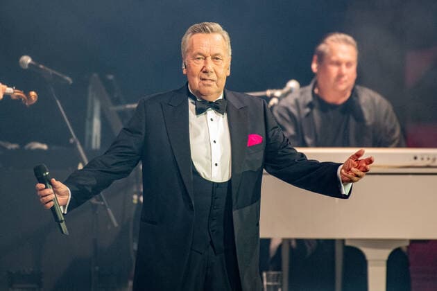 Roland Kaiser Alles oder Dich Die Tournee zum Roland Kaiser in der Stuttgarter Schleyerhalle Roland Kaiser returns to the stage after a longer concert break due to corona Stuttgart Baden Württemberg Germany