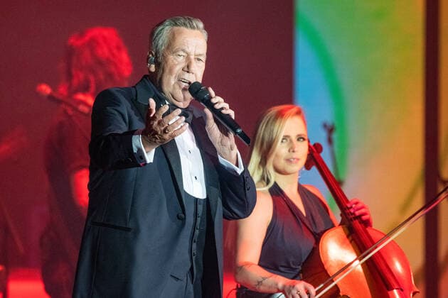 Roland Kaiser Alles oder Dich Die Tournee zum Roland Kaiser in der Stuttgarter Schleyerhalle Roland Kaiser returns to the stage after a longer concert break due to corona Stuttgart Baden Württemberg Germany