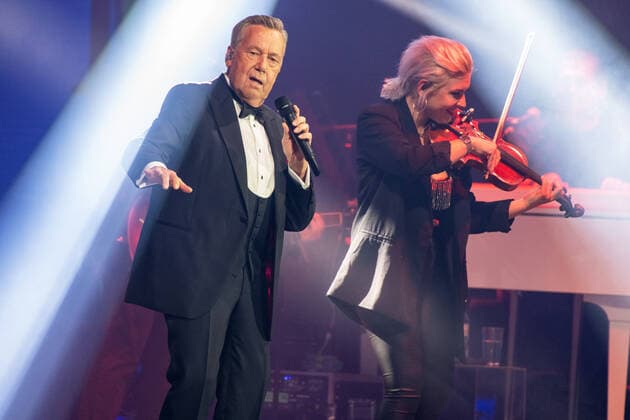 Roland Kaiser Alles oder Dich Die Tournee zum Roland Kaiser in der Stuttgarter Schleyerhalle Roland Kaiser returns to the stage after a longer concert break due to corona Stuttgart Baden Württemberg Germany