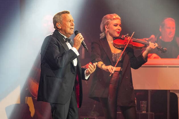 Roland Kaiser Alles oder Dich Die Tournee zum Roland Kaiser in der Stuttgarter Schleyerhalle Roland Kaiser returns to the stage after a longer concert break due to corona Stuttgart Baden Württemberg Germany