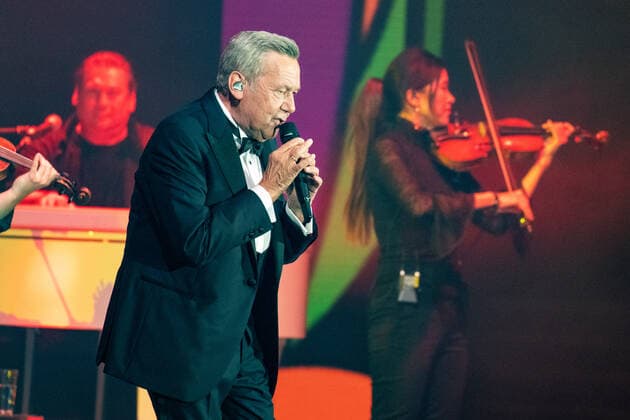 Roland Kaiser Alles oder Dich Die Tournee zum Roland Kaiser in der Stuttgarter Schleyerhalle Roland Kaiser returns to the stage after a longer concert break due to corona Stuttgart Baden Württemberg Germany