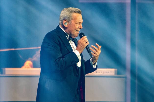 Roland Kaiser Alles oder Dich Die Tournee zum Roland Kaiser in der Stuttgarter Schleyerhalle Roland Kaiser returns to the stage after a longer concert break due to corona Stuttgart Baden Württemberg Germany