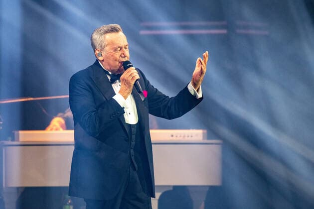 Roland Kaiser Alles oder Dich Die Tournee zum Roland Kaiser in der Stuttgarter Schleyerhalle Roland Kaiser returns to the stage after a longer concert break due to corona Stuttgart Baden Württemberg Germany
