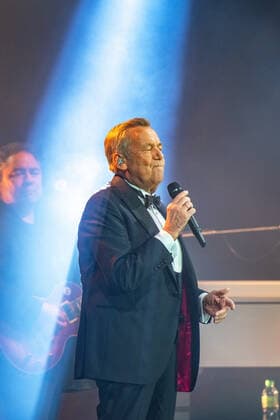 Roland Kaiser Alles oder Dich Die Tournee zum Roland Kaiser in der Stuttgarter Schleyerhalle Roland Kaiser returns to the stage after a longer concert break due to corona Stuttgart Baden Württemberg Germany
