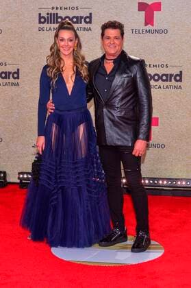 Colombian singer Carlos Vives and his wife Claudia Elena Vasquez pose on the red carpet at the Billboard Latin Music Awards, at the Watsco Center in Miami, Florida, USA, 23 September 2021. According to the organizers, the Billboard Latin Music Awards recognize the most popular albums, songs and performers in Latin music, based on the results of actual sales, streaming, radio broadcasts and social networks that provide information to the weekly Billboard charts. for a year. Red carpet of the 2021 Billboard Latin Music Awards in Miami !ACHTUNG: NUR REDAKTIONELLE NUTZUNG!  Copyright: xGiorgioxVierax USA2069 20210924-bf76e6d2b9182ecfe55c839c565a562e2c8ea1b1