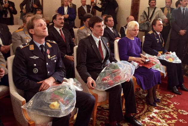 6536808 15.04.1992 Awards ceremony for cosmonauts for a successful space mission to the Mir space station, for courage and heroism. Researcher cosmonaut from the Federal Republic of Germany Klaus-Dietrich Flade, left, and commander of the 10th main crew Alexander Volkov, right, were awarded the Order of Friendship of Peoples. Onboard engineer Sergei Krikalev, second left, became the first Hero of the Russian Federation among cosmonauts (he is a Hero of the Soviet Union, 1989). Vladimir Rodionov Moscow Russia  Copyright: xVladimirxRodionovx