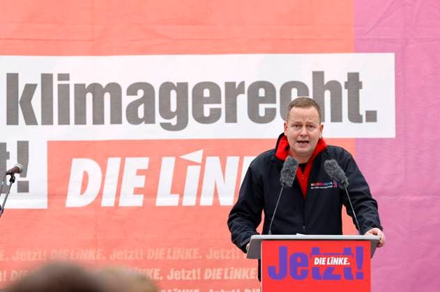 News Bilder des Tages Klaus Lederer bei der Auftaktveranstaltung zum 48-Stunden-Wahlkampf der Partei Die Linke am Neptunbrunnen. Berlin, 24.09.2021 *** Klaus Lederer at the opening event of the 48 hours election campaign of the party Die Linke at the Neptunbrunnen Berlin, 24 09 2021 Foto:xJ.xMWx xFuturexImage