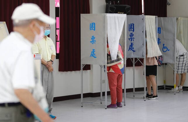 Taiwan: Kuomingtang Chairmanship Election 2021 Voters cast their voters for the candidates for Kuomintang (KMT) Chairmanship election in Taipei, Taiwan, 25 September 2021. Voters will chose one of the four candidates including Chang Ya-chung and Eric Chu to lead the pro China party, amid rising threats from China and tensions between Beijing and Taiwan, whilst the self island has been developing relations with the US, Japan, and other European countries such as Lithuania, France, Czech Republic. Taipei Taiwan ceng-taiwanku210925_npO9Y  Copyright: xCengxShouxYix