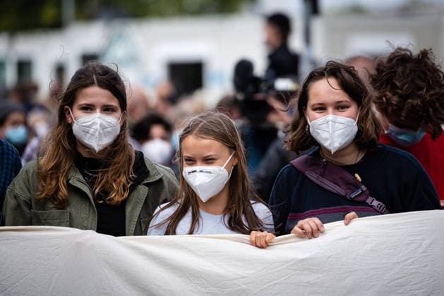 Demonstration gegen die Aufhebung des Mietendeckels Globaler Klimastreik in Berlin. Zum 24.09.2021 rief Fridays for Future zum globalen Klimastreik unter dem Motto Another world is possible - eine bessere Welt ist möglich! für Klimawandel und Klimagerechtigkeit zu demonstrieren. auf. Allein in Berlin kamen ca. 100000 Teilnehmer, um für eine Wende in der Klimapolitik zu demonstrieren. Diverse zivilgesellschaftliche Bündnisse wie auch Einzelpersonen zogen hierbei vom Bundestag durchs Regierungsviertel zum Reichstag, wo die Abschlusskundgebung stattfand. Als Rednerinnen sprachen hier vor zehntausenden Menschen unter anderem die Klimaaktivisten Luisa Neubauer und Greta Thunberg., Berlin Berlin Deutschland Mitte *** Demonstration against