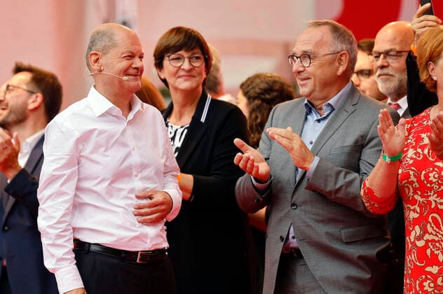 Olaf Scholz, Saskia Esken und Norbert Walter-Borjans beim Wahlkampfabschluss der SPD für die Bundestagswahl 2021 auf dem Heumarkt. Köln, 24.09.2021 *** Olaf Scholz, Saskia Esken and Norbert Walter Borjans at the campaign closing of the SPD for the Bundestag election 2021 at the Heumarkt Cologne, 24 09 2021 Foto:xC.xHardtx xFuturexImage