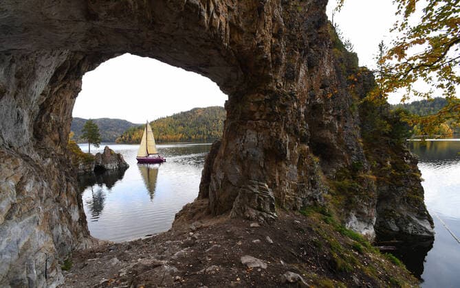 IMAGO Creative, Jahreszeit Herbst auf dem Land Russia Autumn 6658872 24.09.2021 A sailing yacht is seen through the Tsarskiye Vorota (Tsar s Gate) Rock in the Biryusa Bay, Krasnoyarsk region, Russia. Ilya Naymushin Sputnik Krasnoyarsk region Russia  Copyright: xIlyaxNaymushinx
