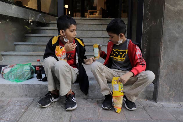 Inhabitants Of Mexico City Offer Solidarity Support To Haitian Migrants Two Central American twins eat outside the facilities of the Mexican Commission for Refugee Aid in Mexico City, who recently arrived in the capital during the country s COVID-19 health emergency. The migrants are trying to carry out a procedure that will allow them to stay longer in Mexico due to the difficulties their compatriots are having in entering the United States. Mexico City Mexico vieyra-notitle210924_npMxY  Copyright: xGerardoxVieyrax