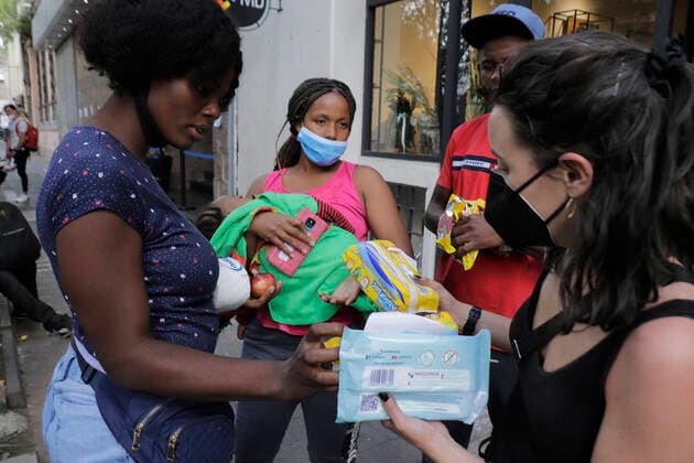 Inhabitants Of Mexico City Offer Solidarity Support To Haitian Migrants Isabela, an industrial design student at the CENTRO - Diseno Cine Television University, distributes food and personal hygiene items to Haitian migrants outside the facilities of the Mexican Commission for Refugee Support in Mexico City, who recently arrived in the capital during the COVID-19 health emergency in the country. The migrants are trying to complete a procedure that will allow them to stay longer in Mexico due to the difficulties their compatriots are having in entering the United States. Mexico City Mexico vieyra-notitle210924_npLKe  Copyright: xGerardoxVieyrax