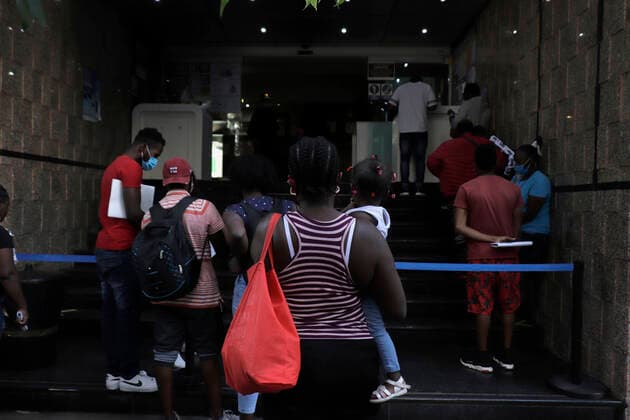 Inhabitants Of Mexico City Offer Solidarity Support To Haitian Migrants A Haitian migrant carries her daughter outside the facilities of the Mexican Commission for Refugee Aid in Mexico City, who recently arrived in the capital during the COVID-19 health emergency in the country. The migrants are trying to carry out a procedure that will allow them to stay longer in Mexico due to the difficulties their compatriots are having in entering the United States. Mexico City Mexico vieyra-notitle210924_npq72  Copyright: xGerardoxVieyrax