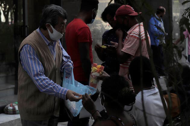 Inhabitants Of Mexico City Offer Solidarity Support To Haitian Migrants A passerby offers food to Haitian migrants outside the facilities of the Mexican Commission for Refugee Aid in Mexico City, who recently arrived in the capital during the country s COVID-19 health emergency. The migrants are trying to carry out a procedure that will allow them to stay longer in Mexico due to the difficulties their compatriots are having in entering the United States. Mexico City Mexico vieyra-notitle210924_npZhA  Copyright: xGerardoxVieyrax