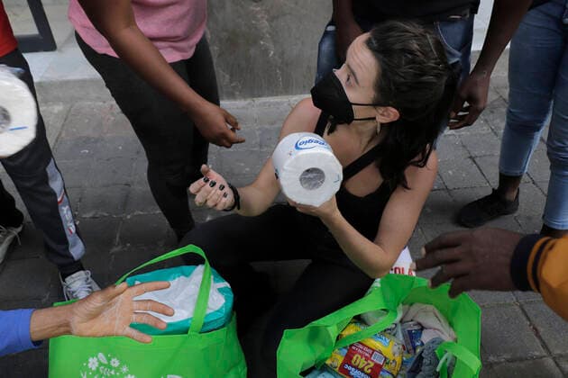 Inhabitants Of Mexico City Offer Solidarity Support To Haitian Migrants Isabela, an industrial design student at the CENTRO - Diseno Cine Television University, distributes personal hygiene items to Haitian migrants outside the facilities of the Mexican Commission for Refugee Support in Mexico City, who recently arrived in the capital during the COVID-19 health emergency in the country. The migrants are trying to complete a procedure that will allow them to stay longer in Mexico due to the difficulties their compatriots are having in entering the United States. Mexico City Mexico vieyra-notitle210924_npRo3  Copyright: xGerardoxVieyrax