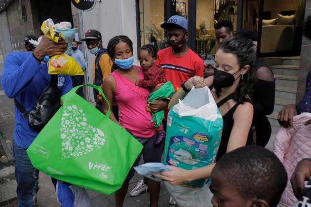 Inhabitants Of Mexico City Offer Solidarity Support To Haitian Migrants Isabela, an industrial design student at the CENTRO - Diseno Cine Television University, distributes personal hygiene items to Haitian migrants outside the facilities of the Mexican Commission for Refugee Support in Mexico City, who recently arrived in the capital during the COVID-19 health emergency in the country. The migrants are trying to complete a procedure that will allow them to stay longer in Mexico due to the difficulties their compatriots are having in entering the United States. Mexico City Mexico vieyra-notitle210924_npHpA  Copyright: xGerardoxVieyrax