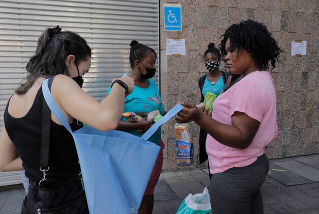 Inhabitants Of Mexico City Offer Solidarity Support To Haitian Migrants Isabela, an industrial design student at the CENTRO - Diseno Cine Television University, hands out food to Haitian migrants outside the facilities of the Mexican Commission for Refugee Support in Mexico City, who recently arrived in the capital during the COVID-19 health emergency in the country. The migrants are trying to complete a procedure that will allow them to stay longer in Mexico due to the difficulties their compatriots are having in entering the United States. Mexico City Mexico vieyra-notitle210924_npUkD  Copyright: xGerardoxVieyrax