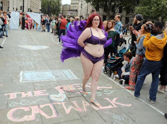 September 25, 2021, London, England, United Kingdom: Models take park in guerrilla-style fashion showÃ‚ The Real Catwalk in Trafalgar Square in London. London United Kingdom - ZUMAs262 20210925_zip_s262_014 Copyright: xTayfunxSalcix