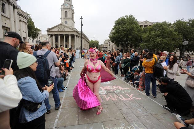 September 25, 2021, London, England, United Kingdom: Models take park in guerrilla-style fashion showÃ‚ The Real Catwalk in Trafalgar Square in London. London United Kingdom - ZUMAs262 20210925_zip_s262_015 Copyright: xTayfunxSalcix