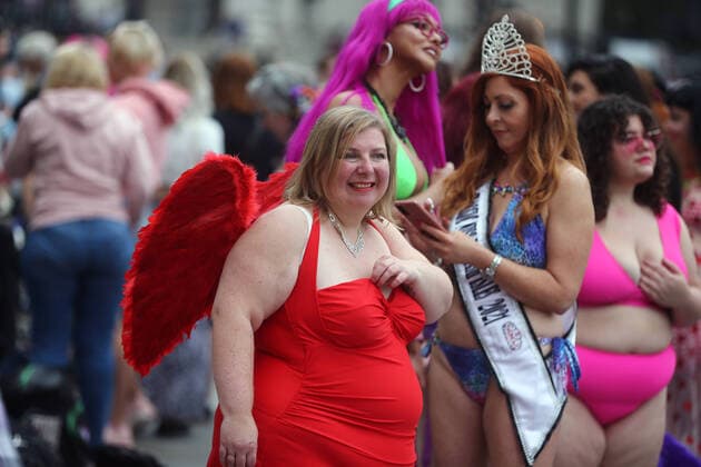 September 25, 2021, London, England, United Kingdom: Models take park in guerrilla-style fashion showÃ‚ The Real Catwalk in Trafalgar Square in London. London United Kingdom - ZUMAs262 20210925_zip_s262_039 Copyright: xTayfunxSalcix