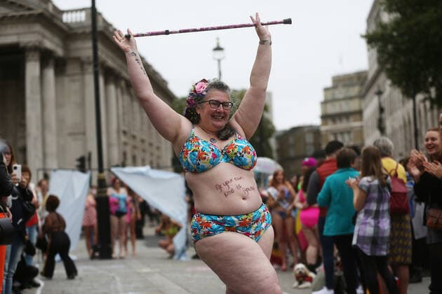 September 25, 2021, London, England, United Kingdom: Models take park in guerrilla-style fashion showÃ‚ The Real Catwalk in Trafalgar Square in London. London United Kingdom - ZUMAs262 20210925_zip_s262_042 Copyright: xTayfunxSalcix