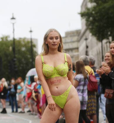 September 25, 2021, London, England, United Kingdom: Models take park in guerrilla-style fashion showÃ‚ The Real Catwalk in Trafalgar Square in London. London United Kingdom - ZUMAs262 20210925_zip_s262_044 Copyright: xTayfunxSalcix