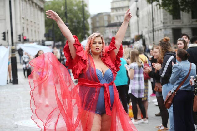 September 25, 2021, London, England, United Kingdom: Models take park in guerrilla-style fashion showÃ‚ The Real Catwalk in Trafalgar Square in London. London United Kingdom - ZUMAs262 20210925_zip_s262_050 Copyright: xTayfunxSalcix