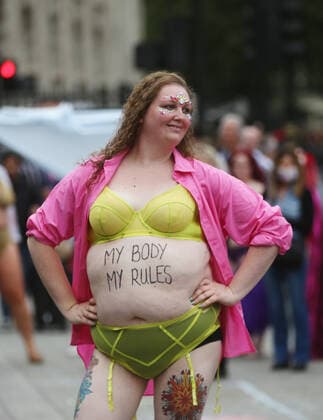 September 25, 2021, London, England, United Kingdom: Models take park in guerrilla-style fashion showÃ‚ The Real Catwalk in Trafalgar Square in London. London United Kingdom - ZUMAs262 20210925_zip_s262_051 Copyright: xTayfunxSalcix