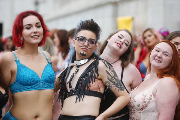 September 25, 2021, London, England, United Kingdom: Models take park in guerrilla-style fashion showÃ‚ The Real Catwalk in Trafalgar Square in London. London United Kingdom - ZUMAs262 20210925_zip_s262_052 Copyright: xTayfunxSalcix