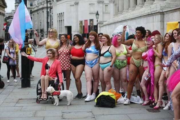 September 25, 2021, London, England, United Kingdom: Models take park in guerrilla-style fashion showÃ‚ The Real Catwalk in Trafalgar Square in London. London United Kingdom - ZUMAs262 20210925_zip_s262_053 Copyright: xTayfunxSalcix