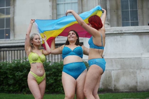 September 25, 2021, London, England, United Kingdom: Models take park in guerrilla-style fashion showÃ‚ The Real Catwalk in Trafalgar Square in London. London United Kingdom - ZUMAs262 20210925_zip_s262_056 Copyright: xTayfunxSalcix