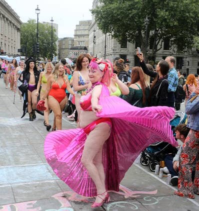 September 25, 2021, London, England, United Kingdom: Models take park in guerrilla-style fashion show The Real Catwalk in Trafalgar Square. London United Kingdom - ZUMAs262 20210925_zip_s262_023 Copyright: xTayfunxSalcix