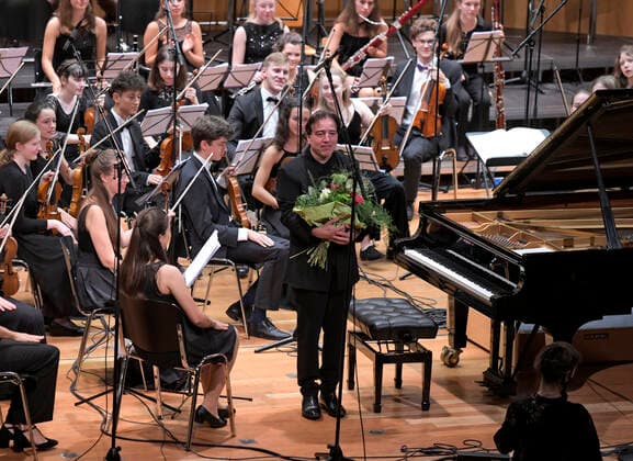 25 09 2021, Klassikfestival Bad Wörishofen, Festival of Nations 2021 at the Kurhaus Bad Wörishofen in the Allgäu, The vbw Festival Orchestra accompanies the internationally renowned Turkish pianist Fazil Say on the piano 25 09 2021, Klassikfestival Bad Wörishofen 25 09 2021, Klassikfestival Bad Wörishofen