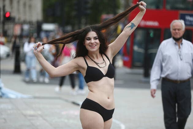 September 25, 2021, London, England, United Kingdom: Models take park in guerrilla-style fashion showÃ‚ The Real Catwalk in Trafalgar Square in London. London United Kingdom - ZUMAs262 20210925_zip_s262_057 Copyright: xTayfunxSalcix