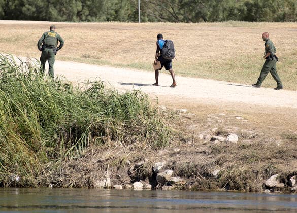 (210925) -- CIUDAD ACUNA (MEXICO), Sept. 25, 2021 -- U.S. Border Patrol agents meet a Haitian migrant who crossed into the United States from Ciudad Acuna, Mexico, on Sept. 25, 2021. U.S.-Mexico border arrests have reportedly stayed at the highest level in more than two decades, with more than 208,000 registered in August alone. (Photo by Xinhua) MEXICO-CIUDAD ACUNA-U.S.-BORDER-MIGRANTS NickxWagner 