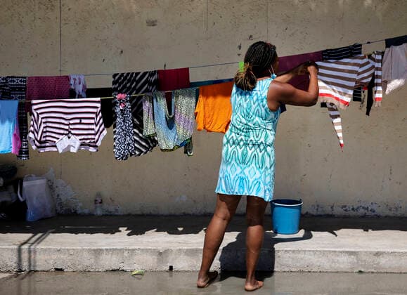 (210925) -- CIUDAD ACUNA (MEXICO), Sept. 25, 2021 -- A Haitian migrant hangs the washing on a line to dry at a shelter in Ciudad Acuna, Mexico, on Sept. 25, 2021. U.S.-Mexico border arrests have reportedly stayed at the highest level in more than two decades, with more than 208,000 registered in August alone. (Photo by Xinhua) MEXICO-CIUDAD ACUNA-U.S.-BORDER-MIGRANTS NickxWagner 