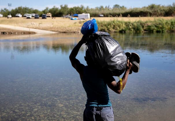 (210925) -- CIUDAD ACUNA (MEXICO), Sept. 25, 2021 -- A Haitian migrant attempts to cross the Rio Grande river into the United States from Ciudad Acuna, Mexico, on Sept. 25, 2021. U.S.-Mexico border arrests have reportedly stayed at the highest level in more than two decades, with more than 208,000 registered in August alone. (Photo by Xinhua) MEXICO-CIUDAD ACUNA-U.S.-BORDER-MIGRANTS NickxWagner 