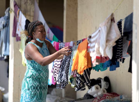 (210925) -- CIUDAD ACUNA (MEXICO), Sept. 25, 2021 -- A Haitian migrant hangs the washing on a line to dry at a shelter in Ciudad Acuna, Mexico, on Sept. 25, 2021. U.S.-Mexico border arrests have reportedly stayed at the highest level in more than two decades, with more than 208,000 registered in August alone. (Photo by Xinhua) MEXICO-CIUDAD ACUNA-U.S.-BORDER-MIGRANTS NickxWagner 