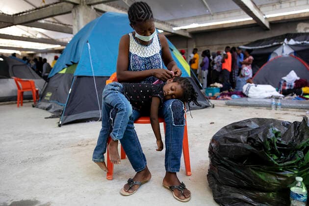 News Bilder des Tages (210925) -- CIUDAD ACUNA (MEXICO), Sept. 25, 2021 -- A Haitian migrant braids her daughter s hair at a shelter in Ciudad Acuna, Mexico, on Sept. 25, 2021. U.S.-Mexico border arrests have reportedly stayed at the highest level in more than two decades, with more than 208,000 registered in August alone. (Photo by Xinhua) MEXICO-CIUDAD ACUNA-U.S.-BORDER-MIGRANTS NickxWagner 