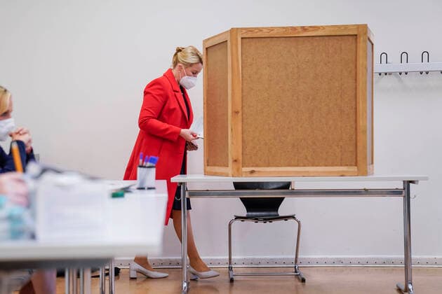 Franziska Giffey Spitzenkandidatin der SPD Berlin bei ihrer Stimmabgabe zur Abgeordnetenhauswahl Aktuell, 26.09.2021, Franziska Giffey Spitzenkandidatin der SPD Berlin fuer die Abgeordnetenhauswahl und SPD-Landesvorsitzende bei ihrer Stimmabgabe zur Wahl des Abgeordnetenhaus sowie der Bundestagswahl in ihrem Wahlkreis Friedrichshain Berlin Berlin Deutschland *** Franziska Giffey top candidate of the SPD Berlin during her voting for the election of the House of Representatives Current, 26 09 2021, Franziska Giffey top candidate of the SPD Berlin for the election of the House of Representatives and SPD state chairwoman during her voting for the election of the House of Representatives and the Bundestag election in her constituency Friedrichs