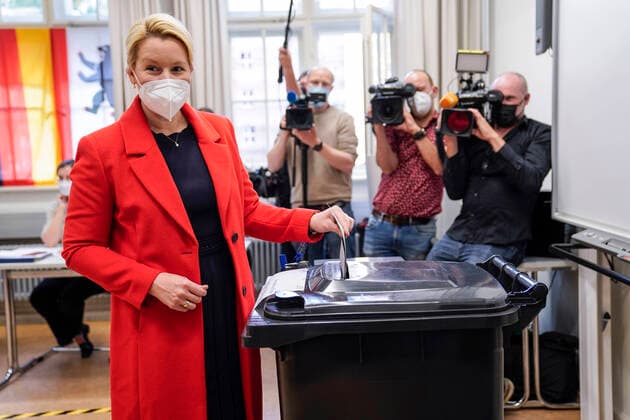 Franziska Giffey Spitzenkandidatin der SPD Berlin bei ihrer Stimmabgabe zur Abgeordnetenhauswahl Aktuell, 26.09.2021, Franziska Giffey Spitzenkandidatin der SPD Berlin fuer die Abgeordnetenhauswahl und SPD-Landesvorsitzende bei ihrer Stimmabgabe zur Wahl des Abgeordnetenhaus sowie der Bundestagswahl in ihrem Wahlkreis Friedrichshain Berlin Berlin Deutschland *** Franziska Giffey top candidate of the SPD Berlin during her voting for the election of the House of Representatives Current, 26 09 2021, Franziska Giffey top candidate of the SPD Berlin for the election of the House of Representatives and SPD state chairwoman during her voting for the election of the House of Representatives and the Bundestag election in her constituency Friedrichs