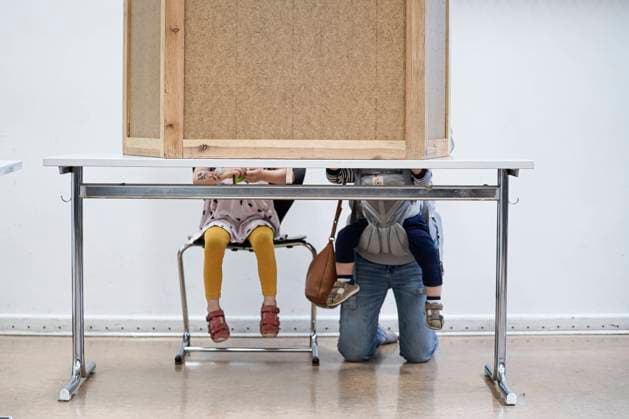 Wahlen in Deutschland Mutter mit zwei Kindern in der Wahlkabine - Deutschland waehlt - Symbolbild Wahlen in Deutschland, Buergerinnen und Buerger waehlen in Wahllokalen heute fuer den Bundestag das Abgeordnetenhaus in Berlin und den Landtag in einigen Laendern Berlin Berlin Deutschland *** Elections in Germany Mother with two children in the voting booth Germany votes Symbolic image Elections in Germany, citizens vote in polling stations today for the Bundestag the House of Representatives in Berlin and the State Parliament in some states Berlin Berlin Germany