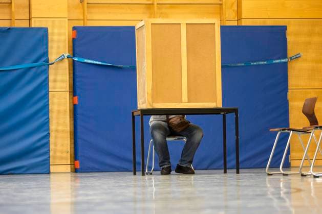 Menschen in der Wahlkabine in einem Wahllokal in Berlin am 26. September 2021. Wahlen in Berlin *** People in the voting booth at a polling station in Berlin on September 26, 2021 elections in Berlin, Germany